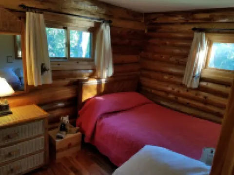 Log Home on Leader Lake- Quiet and Beautiful Sand Bottom Lake, Swim Fish Paddle