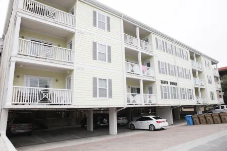 Silver Belles, NO CONTACT CHECK IN, STEPS TO THE BEACH, FREE PARKING & WIFI Отели в г. Тайби-Айленд