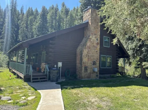Spruce Moose Lodge: creek-front rustic cabin in the San Juan National Forest