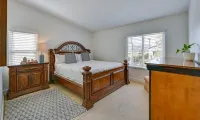 Cozy and quiet 6-bedroom retreat close to outlet mall shopping and more!