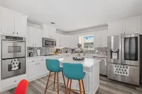 Newly remodeled 5BR 3BA w/pool 16 ppl