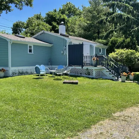Cozy Cottage 1.5 mi. To Third Beach.