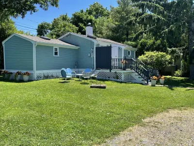 Cozy Cottage 1.5 mi. To Third Beach. Hotels near Aull Pilates & Movement Studio