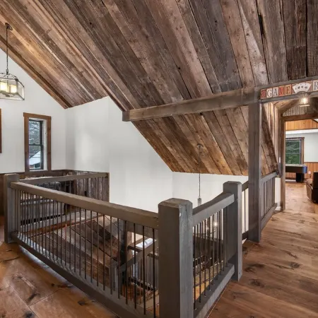 River bank lodge just minutes to Lake George with heated salt water pool