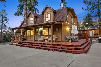 Walk to Bear Resort with Slope Views. Close to Zoo & Golf, BBQ & Arcade!