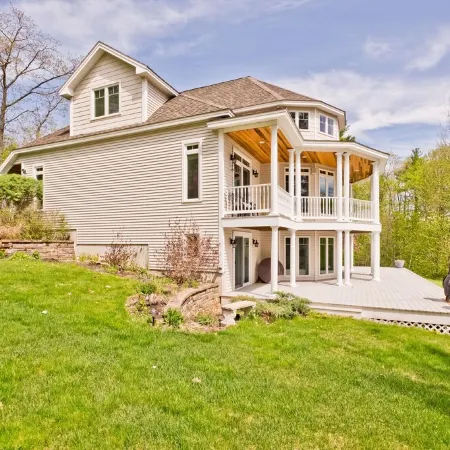 Njoy Luxury - MUST experience this exclusive and stunning lakeview home