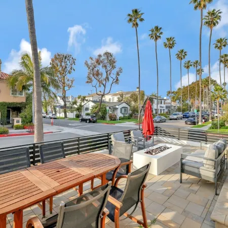 Luxury 2 Bed w/ Huge Sun Deck, A/C, fast WiFi, 10 minute walk to Beach
