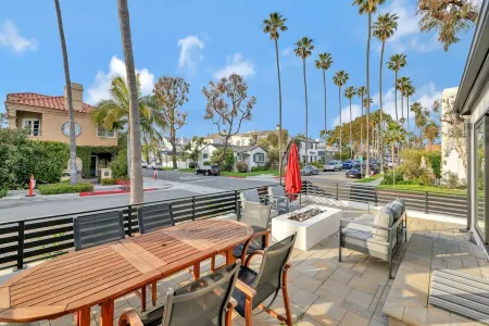 Luxury 2 Bed w/ Huge Sun Deck, A/C, fast WiFi, 10 minute walk to Beach Отели рядом с достопримечательностью «Ведж»