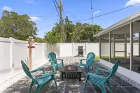 5 min Beaches~Mini Golf~Pool Table~Pets~KING BED +