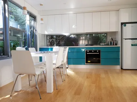 Beautiful Beach-side cottage with lap pool in North Maroubra close to Coogee 馬魯布拉酒店