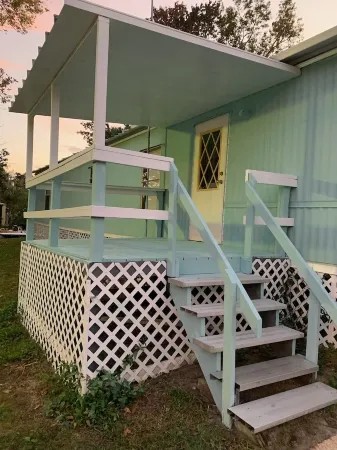 Paradise awaits you on the river. Отели в г. Уэки-Уочи-Гарденс