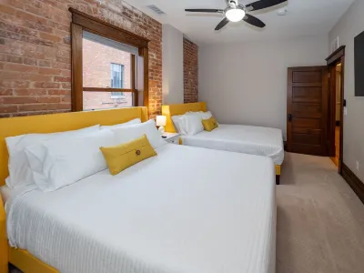 Dreamy Downtown Industrial Luxury Loft Hotels in der Nähe von Schafer's Flowers Inc