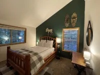 Cozy Cascade Cabin. Relaxing Hot Tub, Secluded, Spacious and Creek Nearby