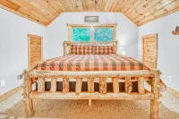 Relaxing Helen, Ga Cabin Min from Helen, Sleeps 12 with Hot Tub & Firepit!
