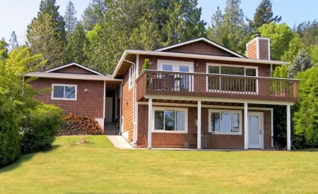 Family Beach House With Beautiful Views, Huge Yard, Mooring Buoy, And Kayaking
