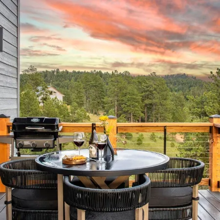 Mountain & Pond Views, Hot Tub, Loft+3BR, Stargazing, Kid + Dog Friendly