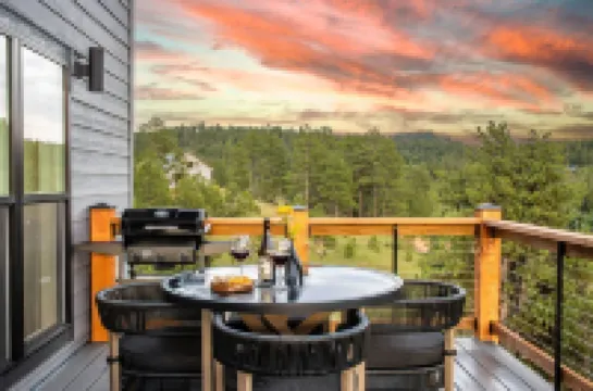 Mountain & Pond Views, Hot Tub, Loft+3BR, Stargazing, Kid + Dog Friendly