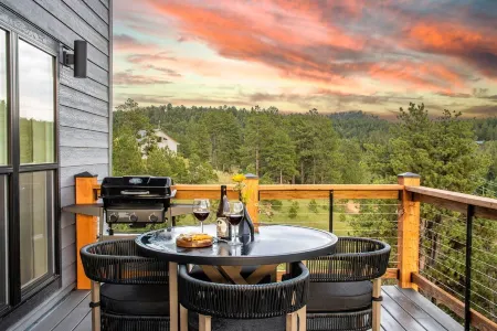 Mountain & Pond Views, Hot Tub, Loft+3BR, Stargazing, Kid + Dog Friendly