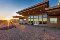 Private pool w/ slide, hot tub, and firepit! Near National Parks!