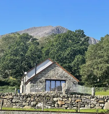 New luxury converted barn at the foot of Moel Hebog Hôtels à proximité de : Pen y Pass Warden Centre