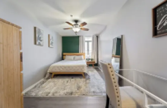Luxury Mid-century Condo, Cozy & Fully Remodeled. Stocked with Many Extras! โรงแรมใน