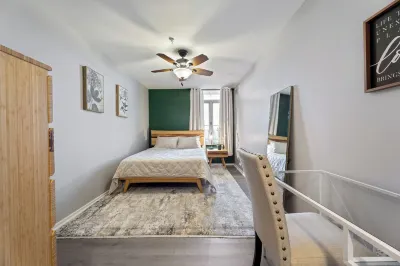 Luxury Mid-century Condo, Cozy & Fully Remodeled. Stocked with Many Extras! Hôtels à : 