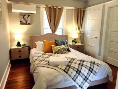 SP20  LUXE 2Bedroom /1Bathroom Apartment Prime location King-bed ! SP23