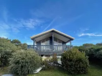 Private, bright, colourful; near beach 4; pets welcome.