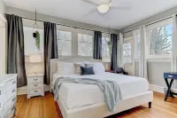 Historic Downtown Home, Sleeps 12, 5 Kings, Hot Tub, Private Courtyard