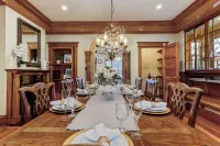 Historic Downtown Home, Sleeps 12, 5 Kings, Hot Tub, Private Courtyard