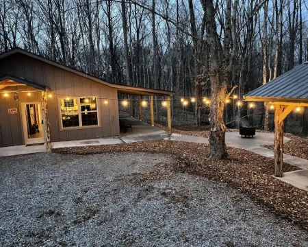 Brand new cabin in the woods with hot tub  1/2 mile from Starview Winery Hotels in Union County