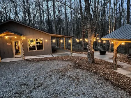 Brand new cabin in the woods with hot tub  1/2 mile from Starview Winery