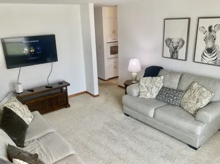 Newcastle Estate: 3 Bdrm Bungalow Отели рядом с достопримечательностью «Glass House»