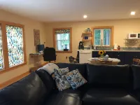 Cozy guest house with beach rights on quiet Highland Lake