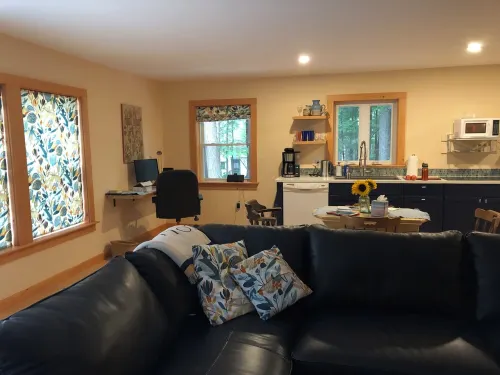Cozy guest house with beach rights on quiet Highland Lake