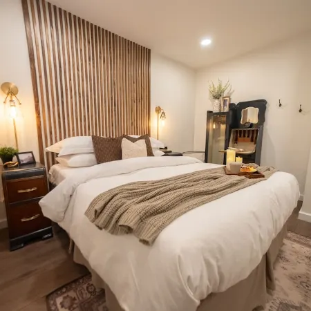 Vintage Vogue: Your Stylish Suite with Wi-Fi, Netflix, and Parking!