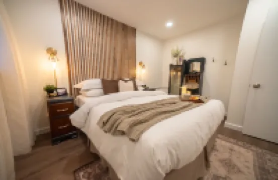 Vintage Vogue: Your Stylish Suite with Wi-Fi, Netflix, and Parking!