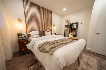 Vintage Vogue: Your Stylish Suite with Wi-Fi, Netflix, and Parking!