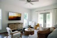 The Sundrop House: Chic Getaway minutes from everything Hotels in Weaverville