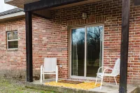 Country Cottage King Suite 7mi to Youngsville Sport Complex in Broussard, LA