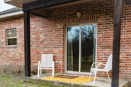 Country Cottage King Suite 7mi to Youngsville Sport Complex in Broussard, LA