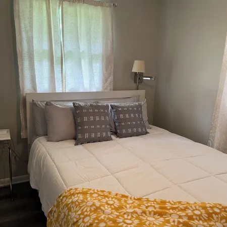 Cozy Bristol Jungalow Apartment- 2 blocks from King College - 2 bd/1 bath