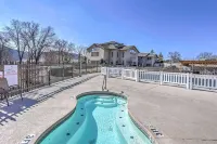 Lissa's Retreat- 4 BDRM 3 BA Sleeps 12! Indoor Pool, Gym, Fishing, Golf, & Park