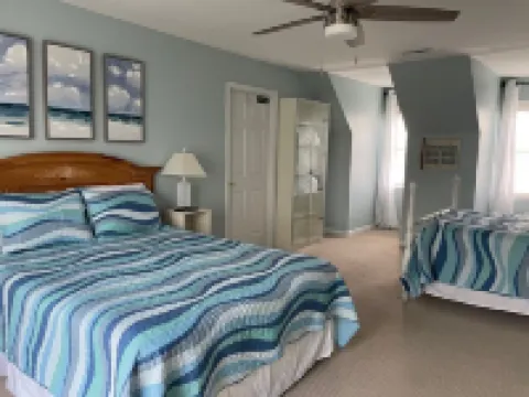 Beautiful, Spacious, Pet Friendly Home in 2 Miles from the Beach!