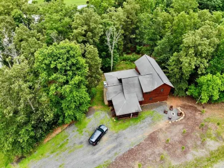 Romantic Fall Cabin - Wine, Fire Pit & Mountain Views