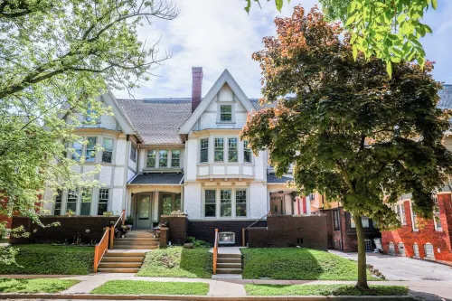 Lake Drive Mansion ~ Downtown ~ Art Museum ~ Lakefront - Boutique
