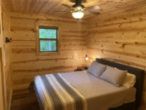 Spacious Cabin in Hocking Hills close to Caves.HotTub,Grill & 66 Acres of Hiking