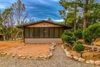 Sedona Perfect! Charming Guest House on 5 Acre Gated Estate boardering Oak Creek