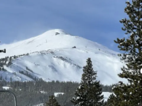 New, in town, incredible views, hot tub, walk/ride free shuttle, Ski Chalet!