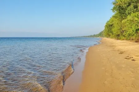 Cozy cottage near snowmobile trail & sandy beach! Отели в г. Чиппева